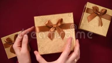 女人手准备礼物，惊喜和包装礼盒。 礼品包装。 上景。 圣诞节和新年的概念。
